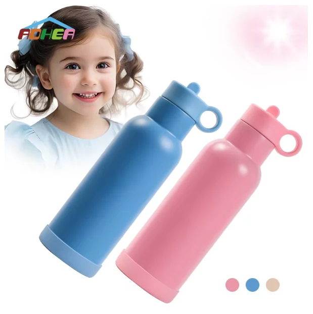 Botella de agua aislada con paja